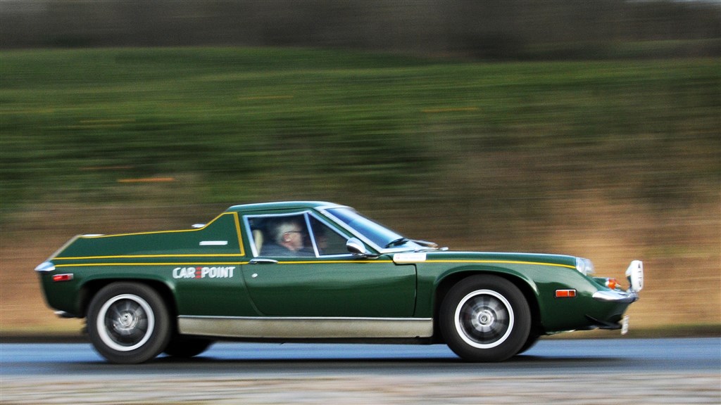 Chris Larsen og Toni Hansen tester her Chris Larsens Lotus Europe Twin Cam inden det går løs i morgen
(Foto: wellendorffoto – Emilie Weber Wellendorf)